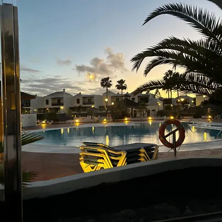 Casa Amplia Y Moderna De 3 En Complejo Con Piscina