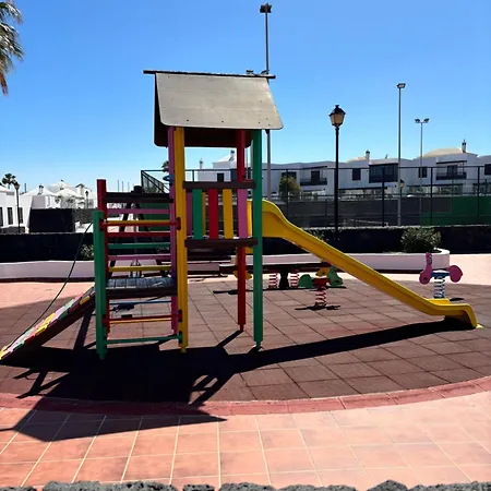 Casa Amplia Y Moderna De 3 En Complejo Con Piscina