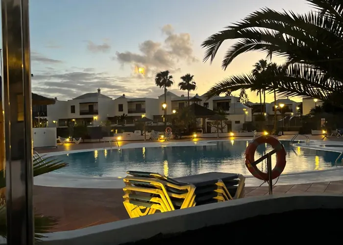 Casa Amplia Y Moderna De 3 En Complejo Con Piscina