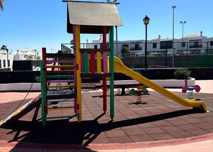 Casa Amplia Y Moderna De 3 En Complejo Con Piscina