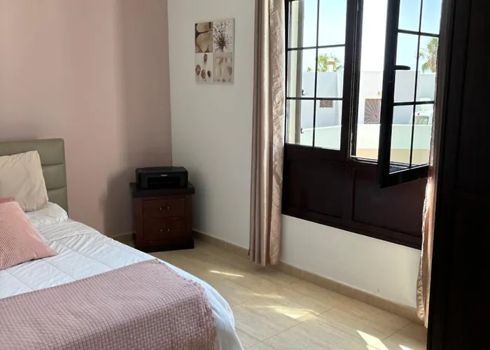 Casa Amplia Y Moderna De 3 En Complejo Con Piscina *