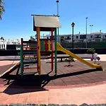 Casa Amplia Y Moderna De 3 En Complejo Con Piscina