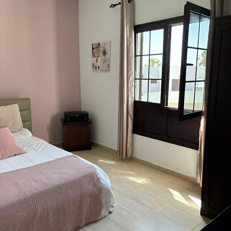Casa Amplia Y Moderna De 3 En Complejo Con Piscina *